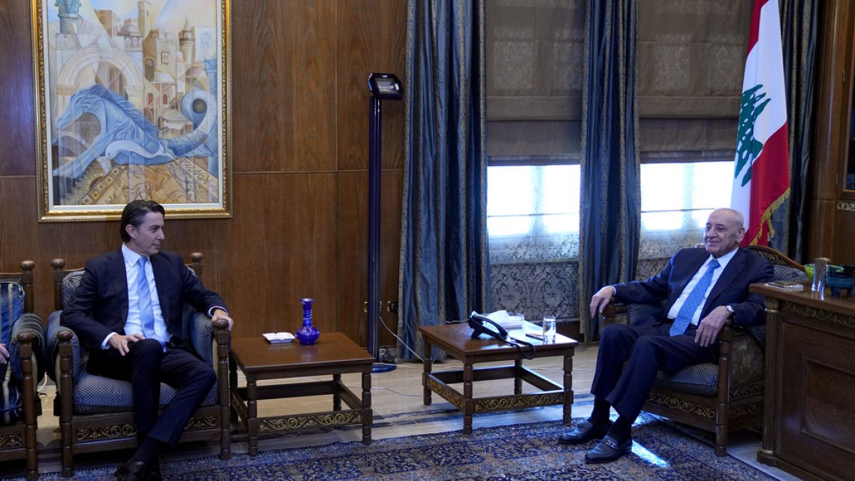 آموس هوكستين، يسار، يلتقي برئيس مجلس النواب نبيه بري في بيروت، لبنان، 7 نوفمبر 2023.