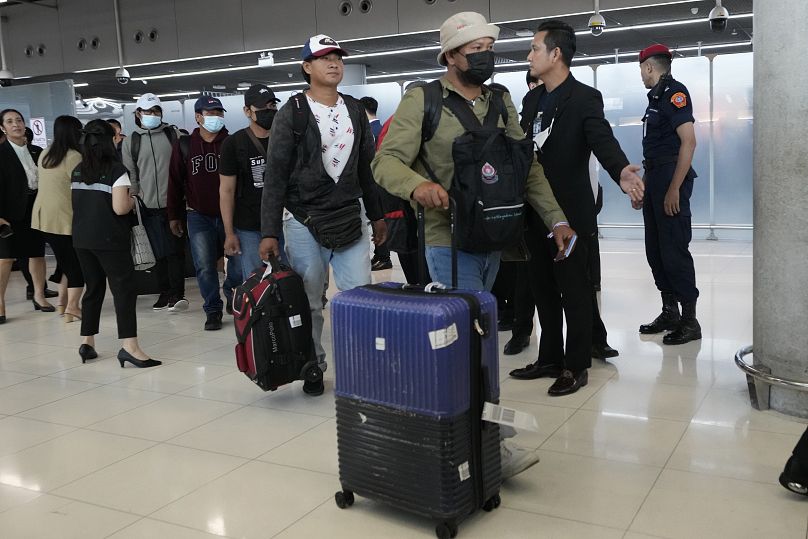 العمال التايلانديون الذين تم إجلاؤهم من إسرائيل يصلون إلى مطار سوفارنابومي الدولي في تايلاندا