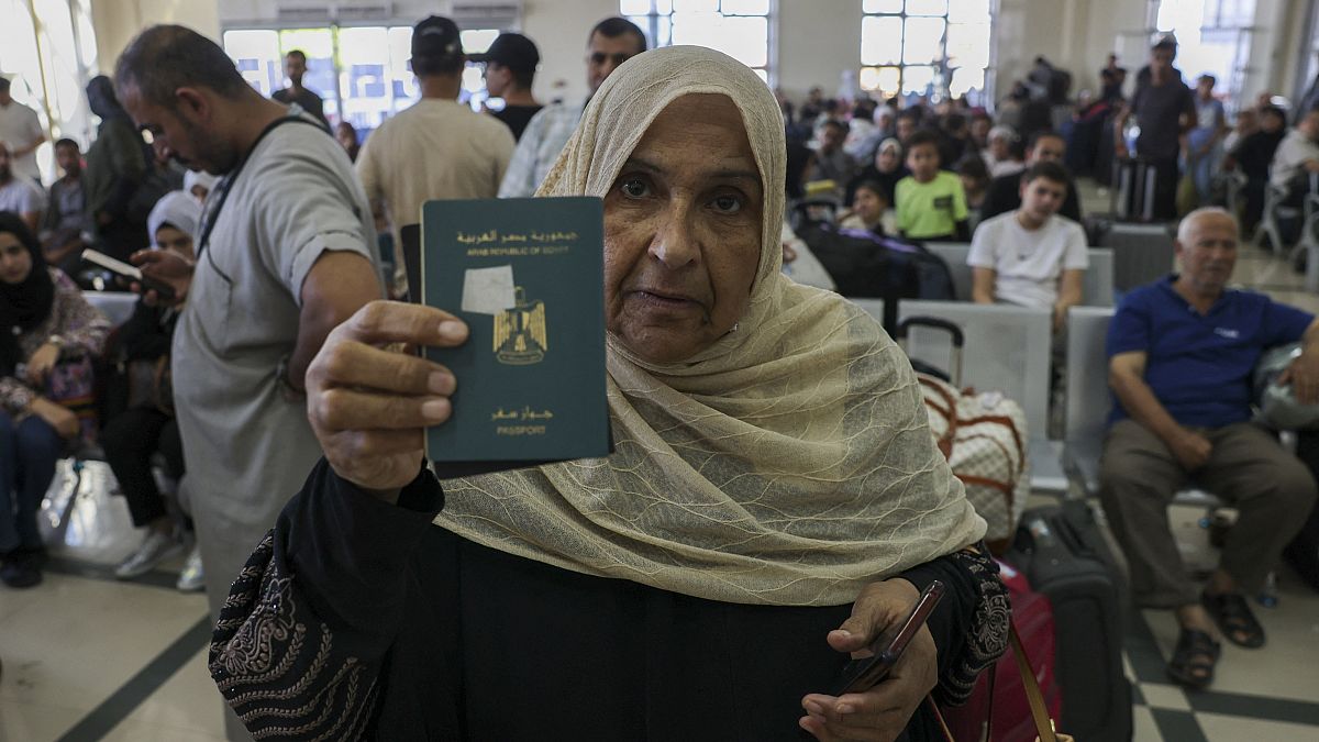 سيدة تحمل جواز سفر مصري بمعبر رفح