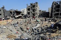 Palästinenser spazieren zwischen den Trümmern von Gebäuden, die von israelischen Luftangriffen getroffen wurden, im Flüchtlingslager Jabaliya im Norden des Gazastreifens, Mittwoch, 1\. November 2023\. 