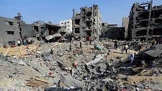 Palestinos deambulan entre escombros de edificios que fueron blanco de ataques aéreos israelíes en el campo de refugiados de Jabaliya, en el norte de la Franja de Gaza, el miércoles 1 de noviembre de 2023\. 