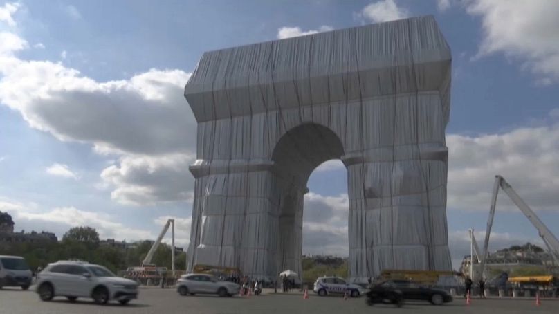 L'Arco di Trionfo avvolto con dei teloni è un'opera postuma di Christo e Jeanne-Claude