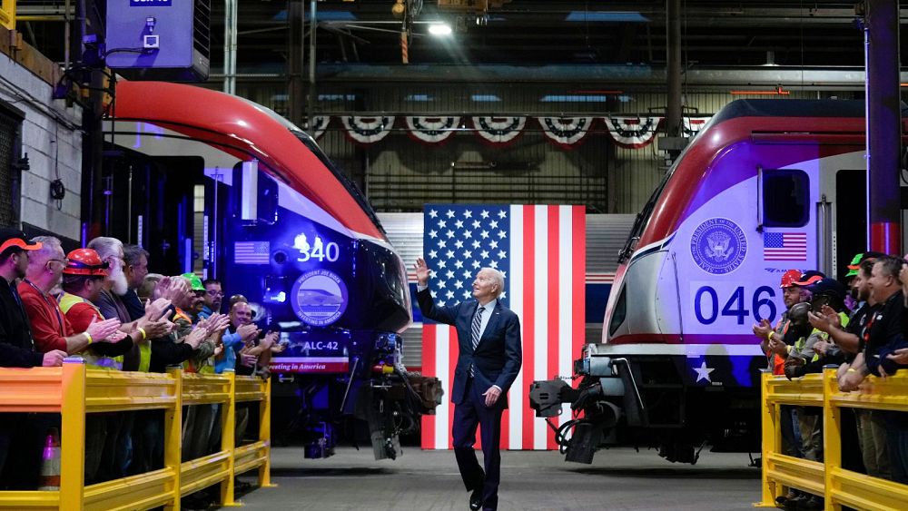 Президентът Джо Байдън пристига за да говори в Amtrak Bear
