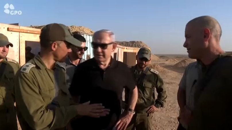 Netanyahu tra i soldati israeliani.