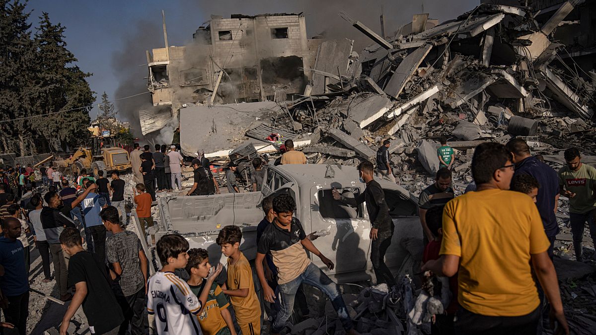 Buscas por sobreviventes após bombardeamento em Khan Younis, no sul da Faixa de Gaza