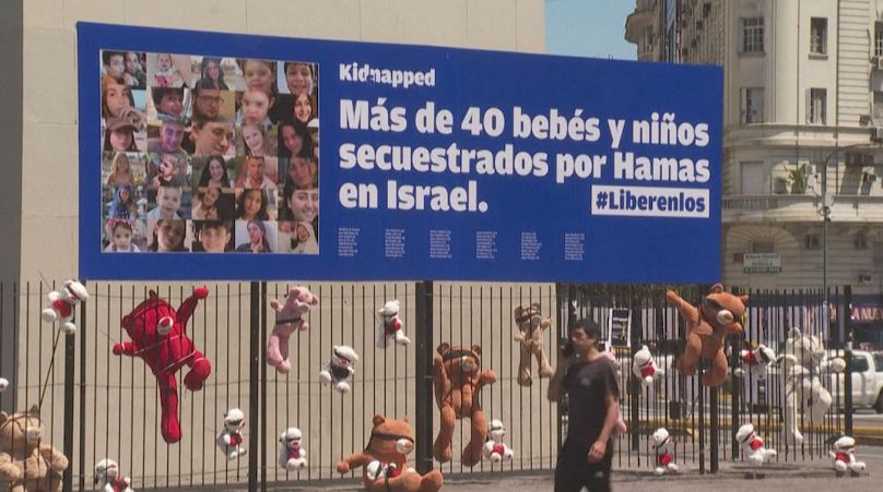 Gli orsacchiotti legati alle recinzioni dell'obelisco di Buenos Aires rappresentano i bambini detenuti da Hamas