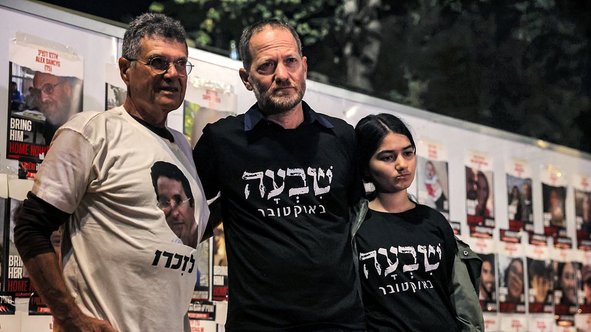 A 7 de outubro, Maoz Inon (centro) perdeu os pais e Yaakov Godo (esq.) perdeu o filho