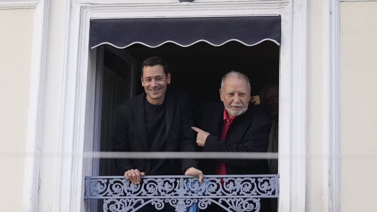 El novelista francés Jean-Baptiste Andrea, a la izquierda, aparece en el balcón del restaurante Drouant con Tahar Ben Jelloun tras ganar el premio Goncourt