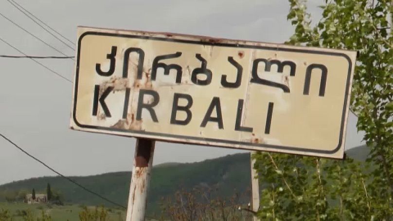 Il cartello stradale di Kirbali, dove è stato ucciso un cittadino georgiano.