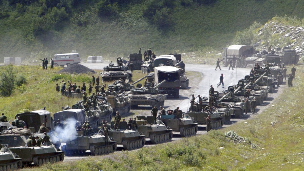 Una columna de vehículos blindados rusos en la región separatista de Osetia del Sur, en Georgia, en 2008.