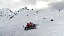 Imagen de una 'máquina pisanieves' en una pista de esquí en los Alpes suizos.
