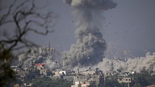 دخان يتصاعد من انفجار عقب غارة جوية إسرائيلية في قطاع غزة