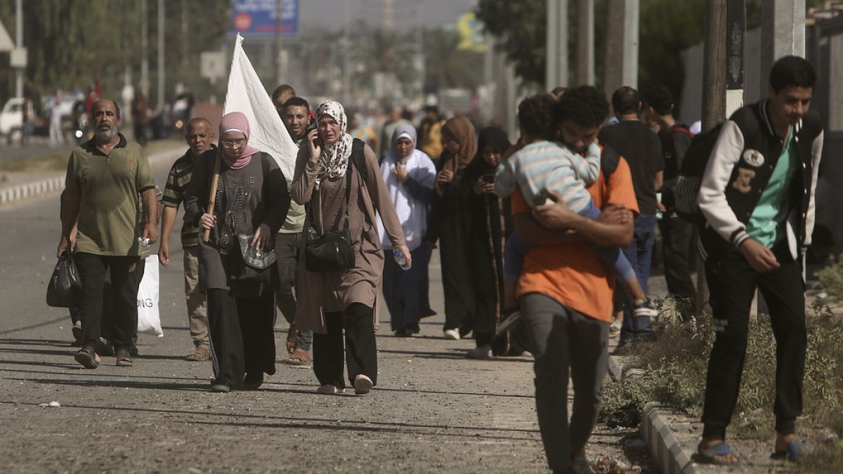 الفلسطينيون شمال غزة يهربون جنوبا بسبب القصف الإسرائيلي. 2023/11/08