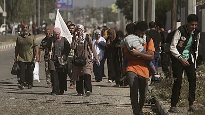 Mit einer weißen Fahne fliehen Bewohnerinnen und Bewohner aus Gaza-Stadt Richtung Süden