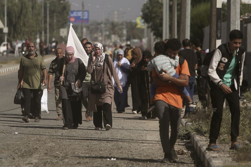 Fehér zászlókkal vonulnak a palesztinok délre