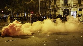 Rohamrendőrök oszlatják a tüntetőket a PSOE madridi székházánál 2023. november 7-én.
