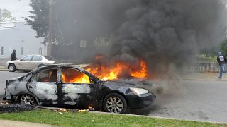 سيارة تحترق في بالتيمور