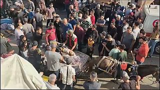 جثامين الضحايا في غزة ينقلون على عربة يجرها حصان 