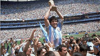 جام قهرمانی جهان در سال ۱۹۸۶ در دستان دیه‌گو مارادونا
