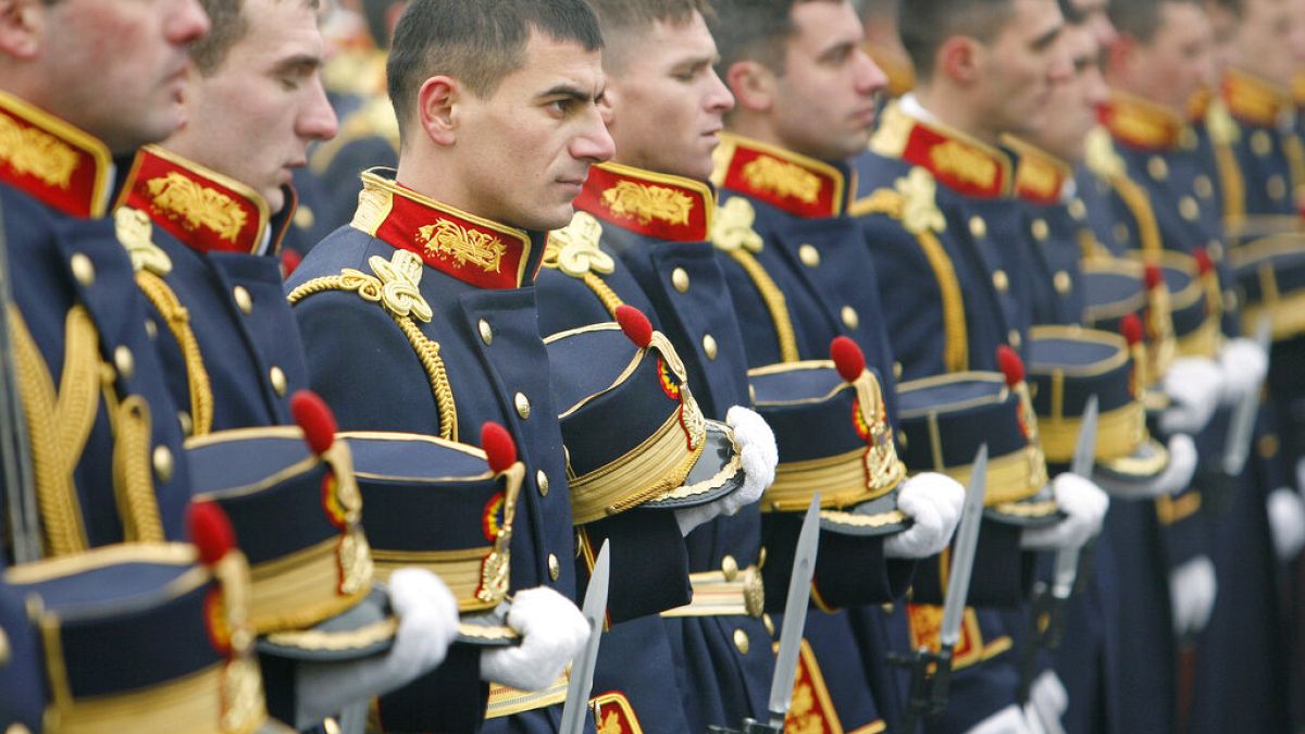 Romanya'da zorunlu askerlik hizmetini yeniden uygulamaya koymaya yönelik ilk girişim 2015 yılında başarısızlıkla sonuçlandı