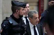 الرئيس الفرنسي السابق نيكولا ساركوزي يصل إلى قاعة المحكمة في قضية رشوة. 2022/12/05