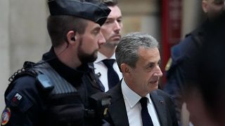الرئيس الفرنسي السابق نيكولا ساركوزي يصل إلى قاعة المحكمة في قضية رشوة. 2022/12/05