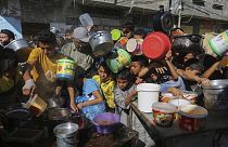 Palestinianos amontoam-se à espera da comida no centro de distribuição de Rafah, no sul da Faixa de Gaza