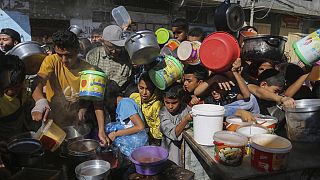 Des Palestiniens s'entassent dans l'attente d'une distribution de nourriture à Rafah, dans le sud de la bande de Gaza, 8 novembre 2023. 