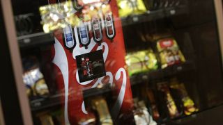 انعكاس آالة بيع كوكا كولا على شاشة آلة بيع الوجبات خفيفة في قاعة بلدية سان فرانسيسكو. 2015/01/11
