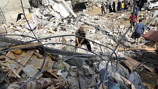Παλαιστίνιοι ψάχνουν κάτω από τα συντρίμμια μετά από ισραηλινό βομβαρδισμό στη Γάζα