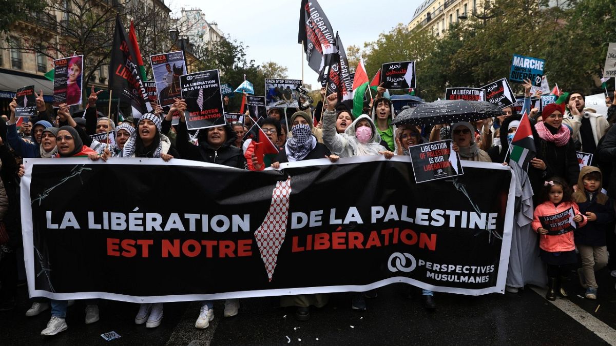 متظاهرون خلال مظاهرة   في باريس لدعم الشعب الفلسطيني في غزة.