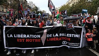 متظاهرون خلال مظاهرة   في باريس لدعم الشعب الفلسطيني في غزة.