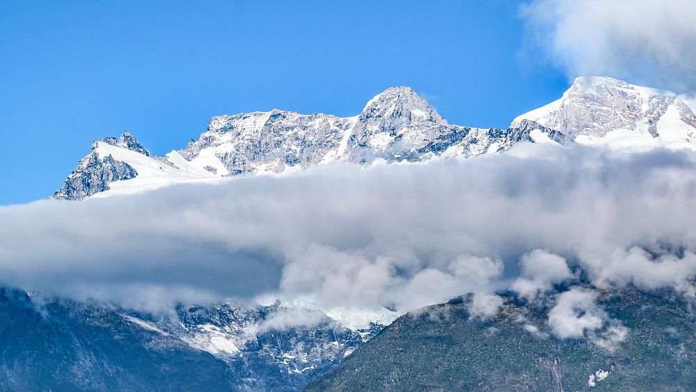 Un glaciar chileno popular entre los viajeros aventureros ha sido cerrado a los excursionistas después de que cayera un enorme trozo de hielo.