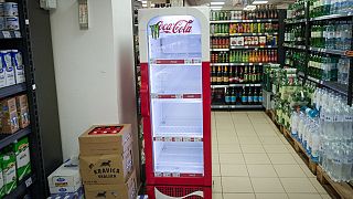 Üres üdítőitalos hűtő egy horvát boltban