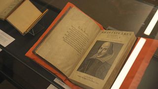  Копие от фолиото, изложено в Лондон на 8 ноември 2023 година, 400 години след първото му издание оповестено 