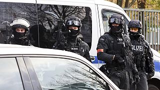 Полицейские у школы Гамбурга, где двое подростков появились с оружием