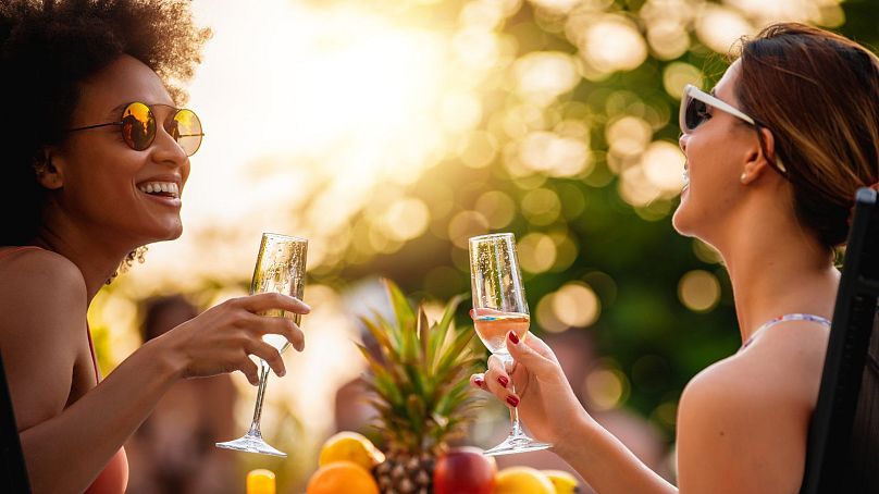 ۲۶ درصد زنان انگلیسی دستکم یک بار به نوشیدن زیاد می‌پردازند.