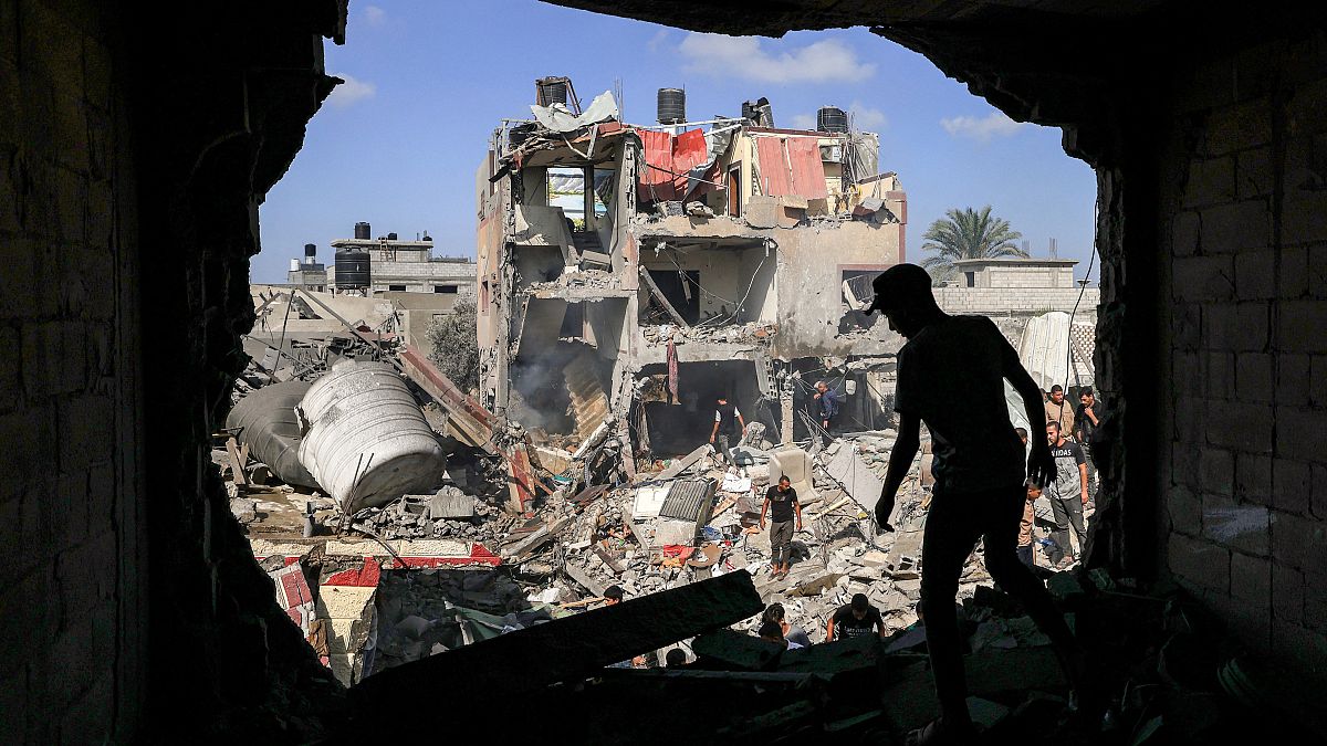  مبنى مدمر تعرض للقصف الإسرائيلي في خان يونس في غزة وفلسطينيون يبحثون بين الأنقاض عن ناجين وجثث الضحايا. 2023/11/08 