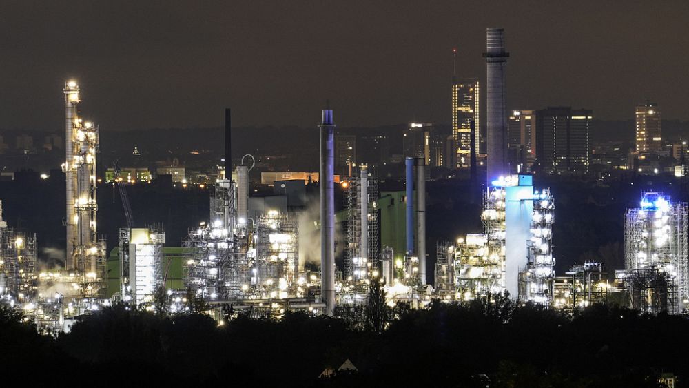 Вижда се петролна рафинерия на BP в Гелзенкирхен, Германия, вторник,