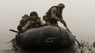 Soldados ucranianos nas margens do rio Dnipro