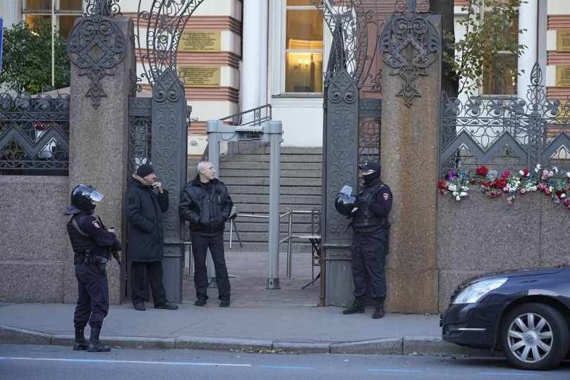 Bewaffnete Polizeibeamte stehen vor der Hauptsynagoge in St. Petersburg Wache, Oktober 2023