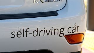  Изображението демонстрира самоуправляваща се кола. Правителството на Обединеното кралство уточни, че ще вкара законодателство за контролиране и развиване на промишлеността за самостоятелни транспортни средства. 