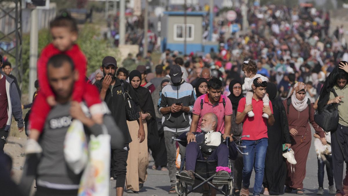 Milhares de pessoas caminham com aquilo que conseguem levar em direção ao sul da Faixa de Gaza