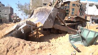 Ein Video der israelischem Armee zeigt, wie eine Planierraupe eine Betonplatte eines mutmaßlichen Tunnels anhebt.