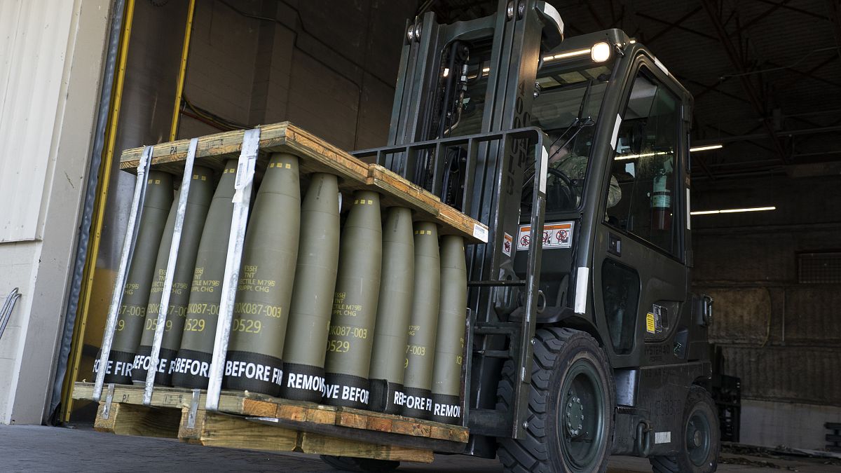 قذائف مدفعية من عيار 155 ملم يتم شحنها إلى أوكرانيا في قاعدة دوفر الجوية - الولايات المتحدة. 2022/04/29