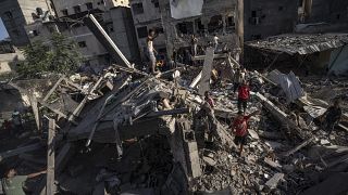 مبان مدمرة جراء القصف الإسرائيلي في خان يونس في غزة. 2023/11/04