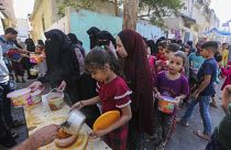Палестинцы стоят в очереди за едой в Рафахе. 