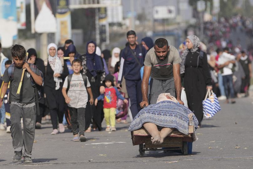 Gázaiak menekülnek az egyetlen nyitva álló úton, a Szaladin úton délre november 8-án, szerdán