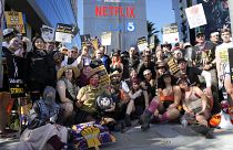 Участники забастовки профсоюза актеров SAG-AFTRA перед зданием Netflix 