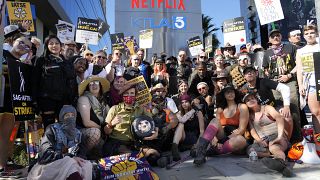 Участники забастовки профсоюза актеров SAG-AFTRA перед зданием Netflix 